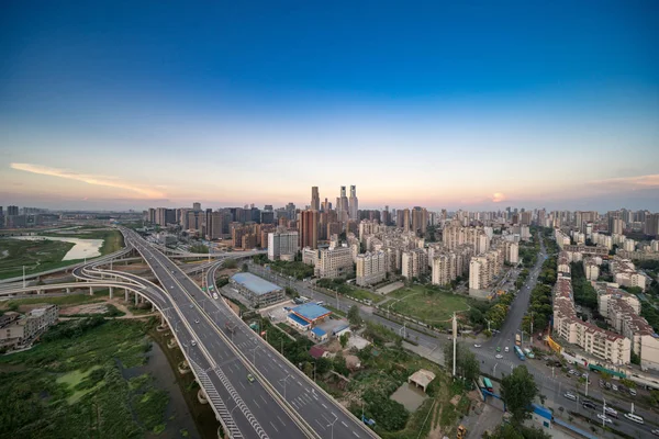 Stad motorväg utbyte i shanghai på trafik rusningstid — Stockfoto