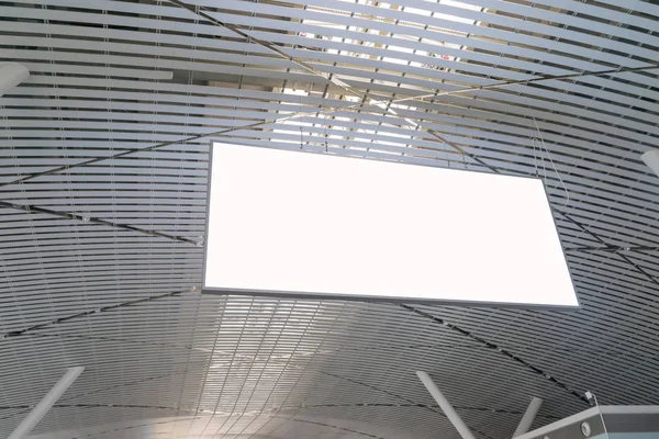 Piękno pełny pusty reklama billboard na tle lotniska la — Zdjęcie stockowe