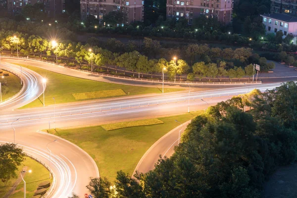 Rijdende auto met onscherpte licht — Stockfoto