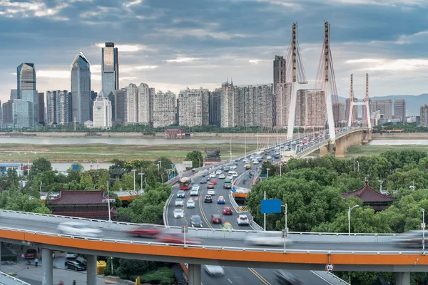 Miejska skrzyżowanie autostrad w Szanghaju w godzinach szczytu ruchu — Zdjęcie stockowe