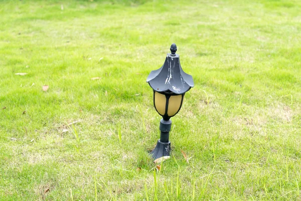 Zahradní světlo na travnatém pozadí — Stock fotografie