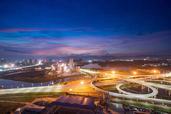 Overpass dei sentieri leggeri, belle curve. — Foto Stock