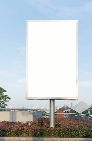 시내 거리에 있는 백지 광고판 — 스톡 사진