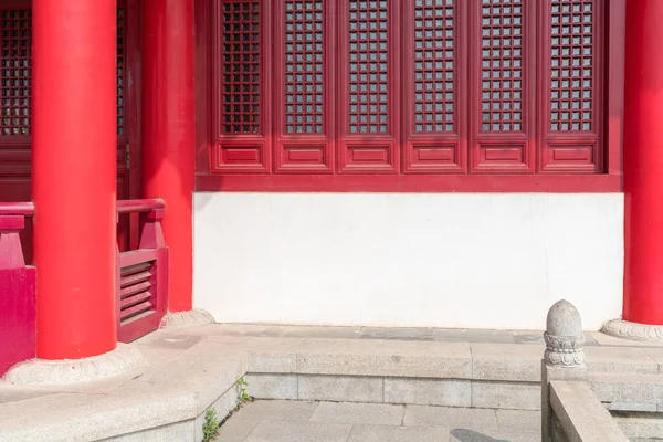 Çin eski kırmızı kapısı — Stok fotoğraf