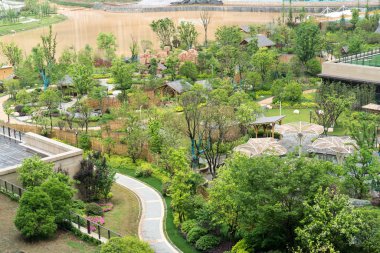 Parktaki bahçedeki renkli oyun parkı