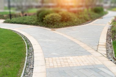 Gündüz vakti yeşil çimlerin arasındaki patika görüntüsü