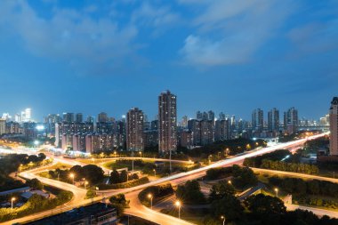 Işık yollarının üstgeçidi, güzel kıvrımlar..