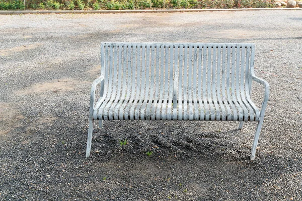 舒适的花园中的椅子 — 图库照片