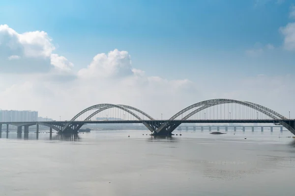 Brücke über den Fluss — Stockfoto