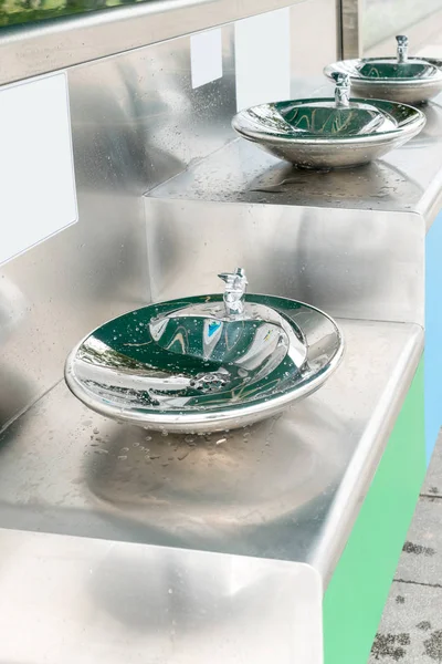 Robinet de fontaine à boire public gratuit en acier inoxydable stell in mod — Photo