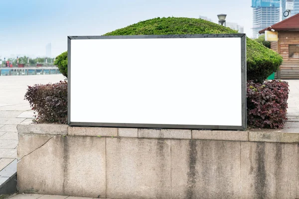 Cartellone bianco sulla strada della città — Foto Stock