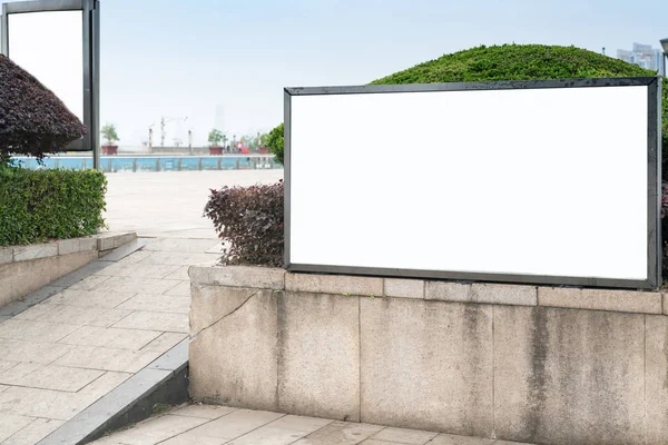 Panneau d'affichage blanc sur la rue de la ville — Photo