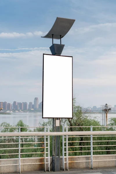 Placa de sinal em branco no parque — Fotografia de Stock