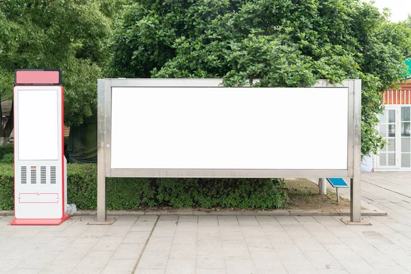 Pusty billboard na ulicy miejskiej — Zdjęcie stockowe