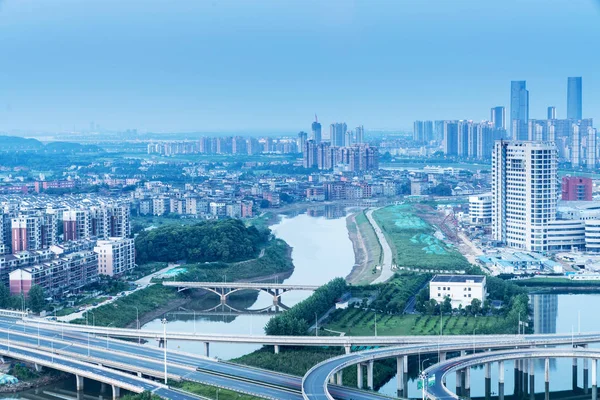 Intercambio de carreteras de la ciudad en Shangai en hora punta de tráfico — Foto de Stock