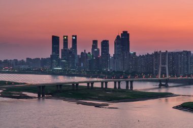 Şehirde günbatımı