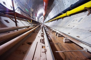 Metro tünelinin içinde, ulaşım konsepti