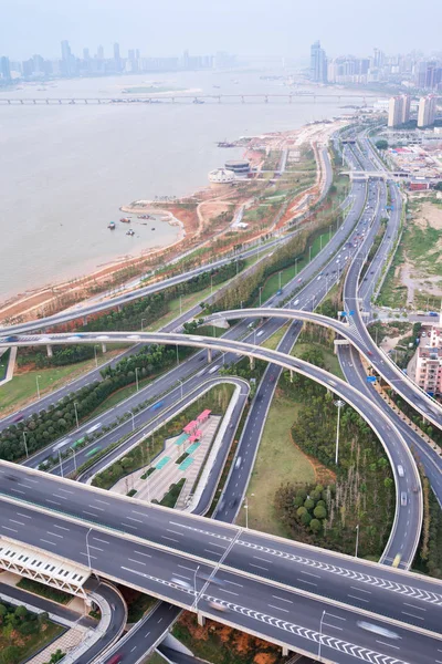 Shanghai uitwisseling viaduct en verhoogde weg in nightfall — Stockfoto