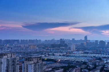 Şehirde günbatımı