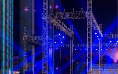 birden çok spot bir tiyatro sahne aydınlatma Kulesi 