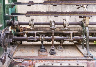 Çin 'deki eski paslı makineyi kapatın.