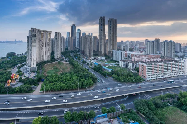 Stad motorväg utbyte i shanghai på trafik rusningstid — Stockfoto