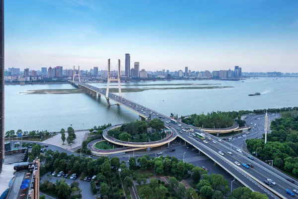 Intercambio de carreteras de la ciudad en Shangai en hora punta de tráfico —  Fotos de Stock