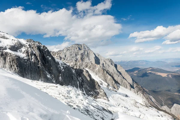 Vista Las Montañas Cubiertas Nieve Temporada Invernal — Foto de Stock