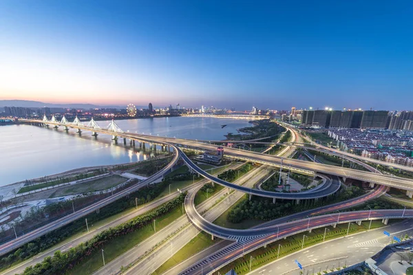 Shanghai cavalcavia di interscambio e strada sopraelevata al calar della notte — Foto Stock