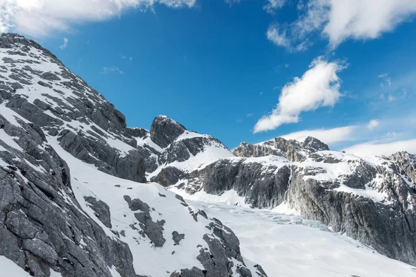 Vista Las Montañas Cubiertas Nieve Temporada Invernal — Foto de Stock