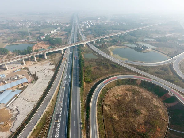 Vanuit de lucht over de kruising van de weg — Stockfoto