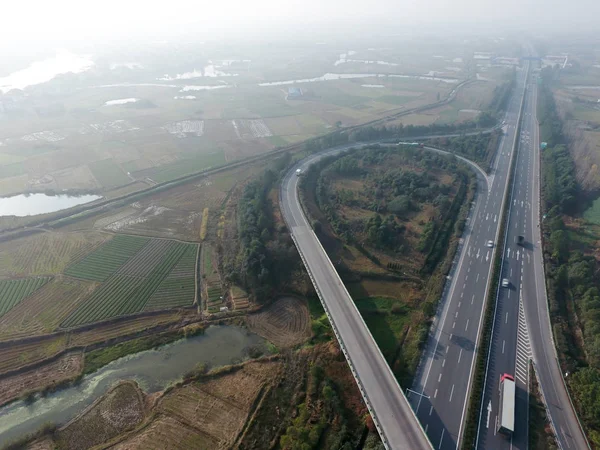 Вид с воздуха на дорожную систему — стоковое фото