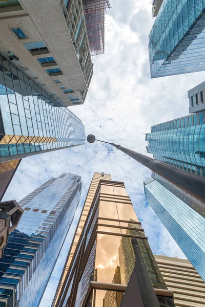 Laag Hoekzicht Van Moderne Gebouwen Blauwe Lucht Achtergrond — Stockfoto