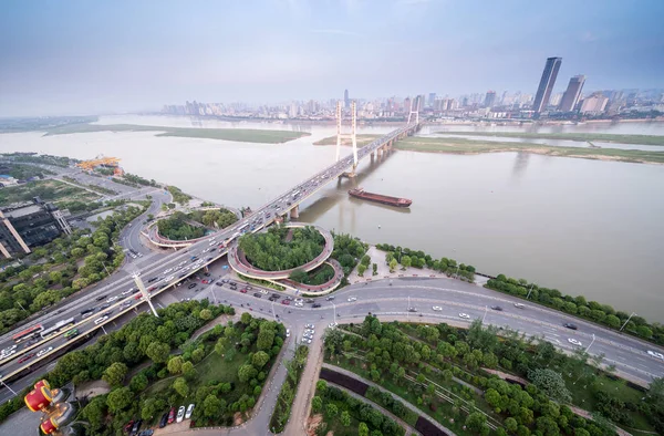 Shanghai puente de intercambio y carretera elevada en el anochecer — Foto de Stock