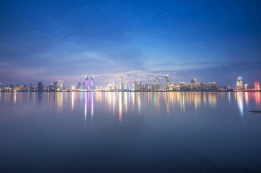 güzel gece karanlığında shanghai pudong manzarası
