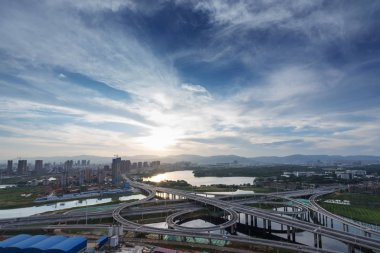 Şangay 'da trafik sıkışıklığında şehir otoyolu kavşağı.