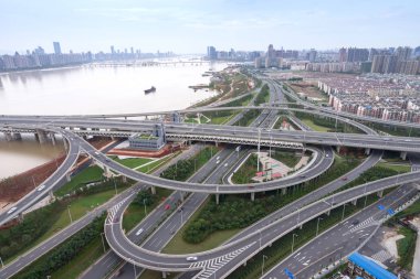 Kavsak Üstgeçit ve yükseltilmiş yol içinde akşam vakti Şanghay