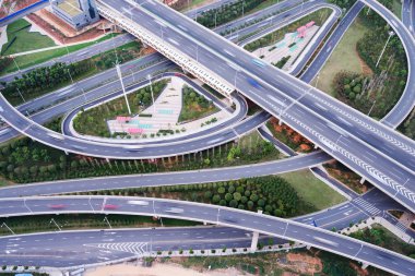 Şangay 'da trafik sıkışıklığında şehir otoyolu kavşağı.