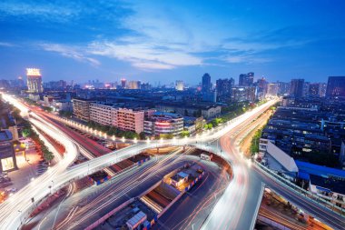 Işık yollarının üstgeçidi, güzel kıvrımlar..