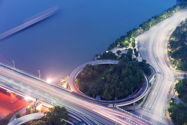 Overloop van de lichte paden, mooie bochten. — Stockfoto