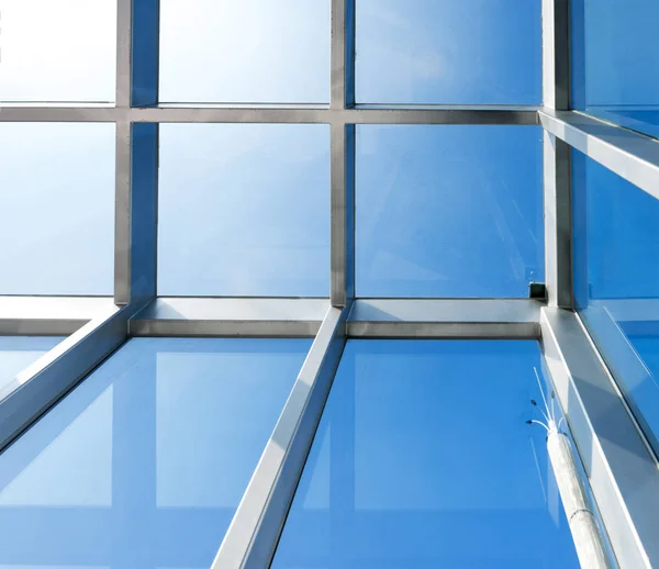 Transparant glazen dak van een modern gebouw — Stockfoto