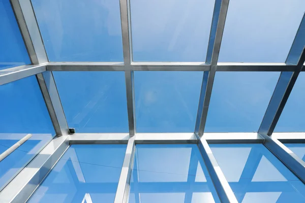 Telhado de vidro transparente de um edifício moderno — Fotografia de Stock