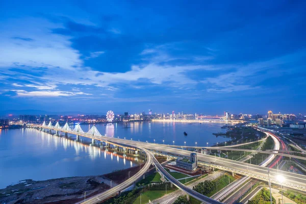 Passagem de passagem de shanghai e estrada elevada ao anoitecer — Fotografia de Stock