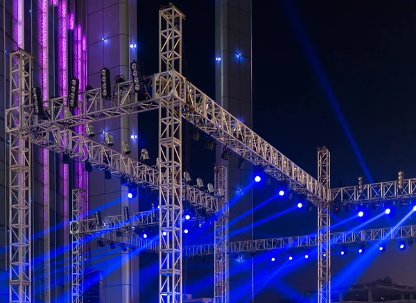 Multiple spotlights on a theatre stage lighting rig — Stock Photo, Image