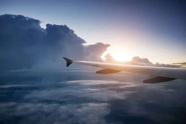 Nubes y cielo visto a través de la ventana de un avión — Foto de Stock