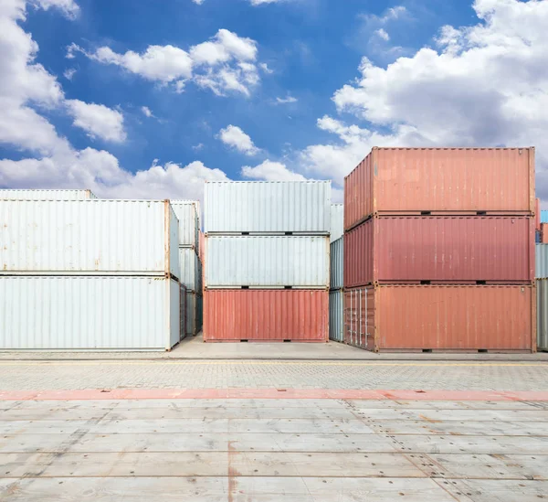 Pila de contenedores de carga en los muelles — Foto de Stock