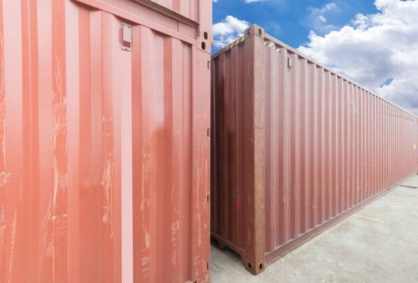 Пачка грузовых контейнеров в доках
