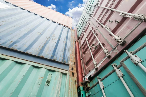 Pila de contenedores de carga en los muelles — Foto de Stock