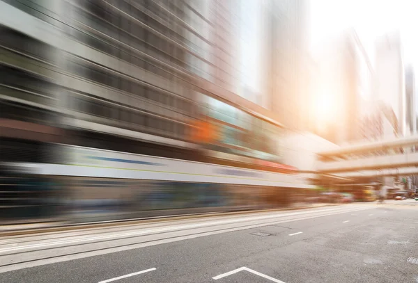 Der Sonnenuntergang auf den vielbefahrenen Straßen der Großstädte — Stockfoto