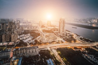 nanchang Çin'de kuş görünümü. gökdelen inşaat ön planda. sis, bulutlu gökyüzü ve kirliliği. Bund (nanchang) alanı